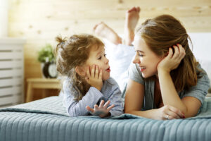 https://childresearch.mgppu.ru/wp-content/uploads/2020/10/deti-i-vzroslie-300x200.jpg